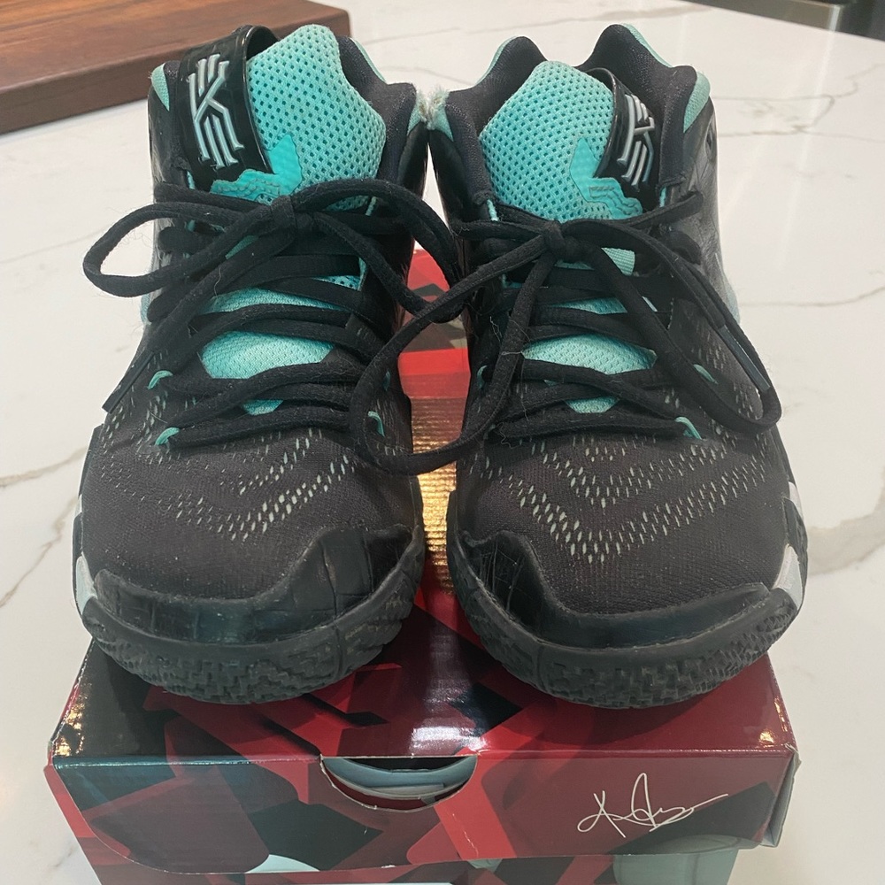 Kyrie Irving Nike Tropical Twist shoes.  Boys 4Y